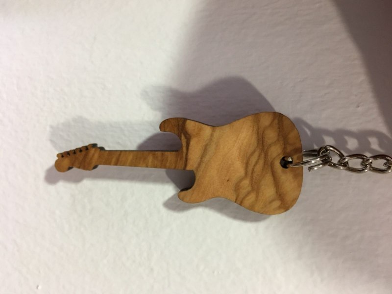 Llavero-guitarra-Olivo-scaled
