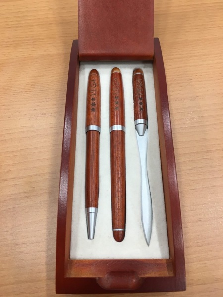 instrumentos-de-escritura-en-estuche-madera-1-scaled